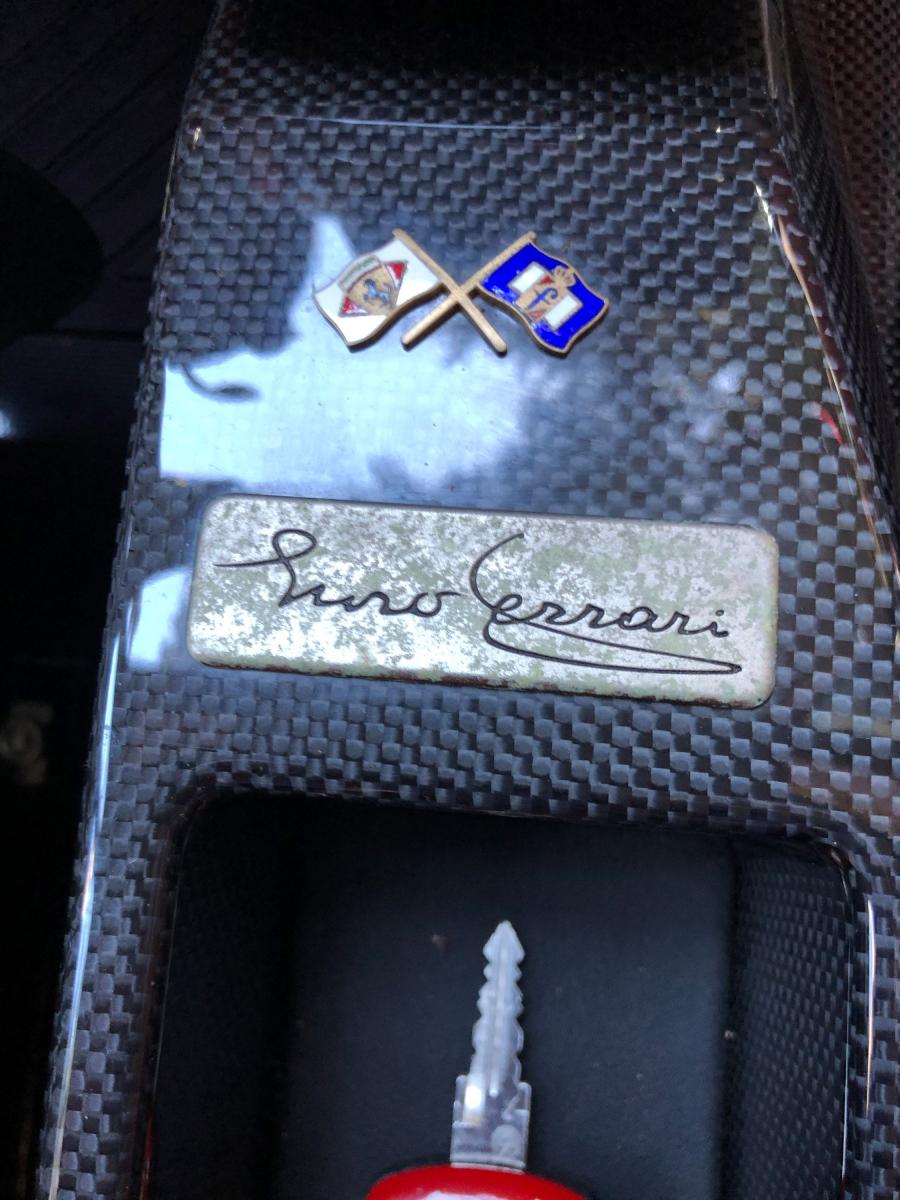 Детали интерьера Ferrari Enzo 2003 года  (фото 83 из 92)